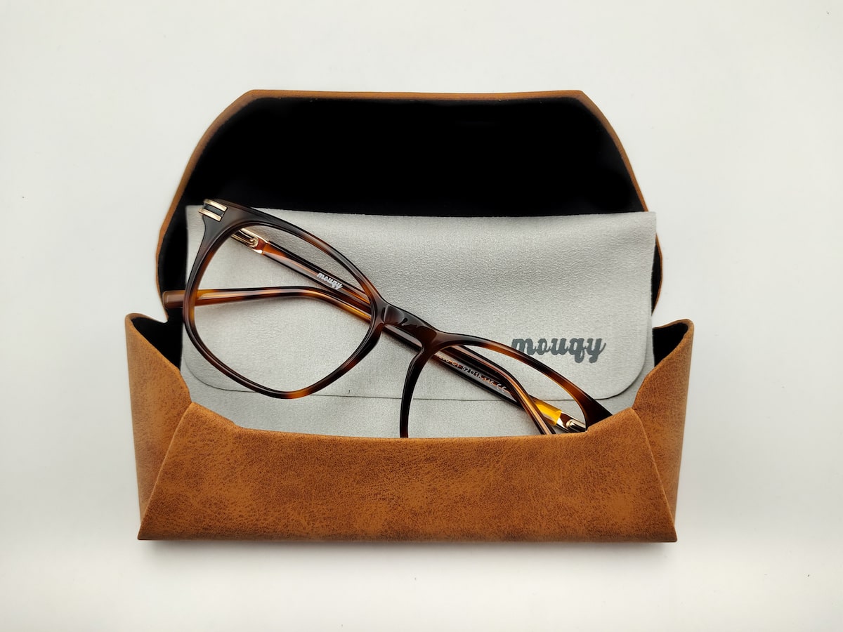 mouqy glasses in premium pouch