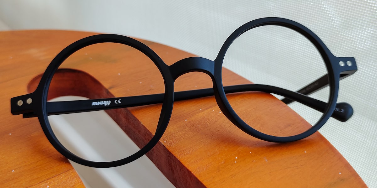 round glasses with black frame