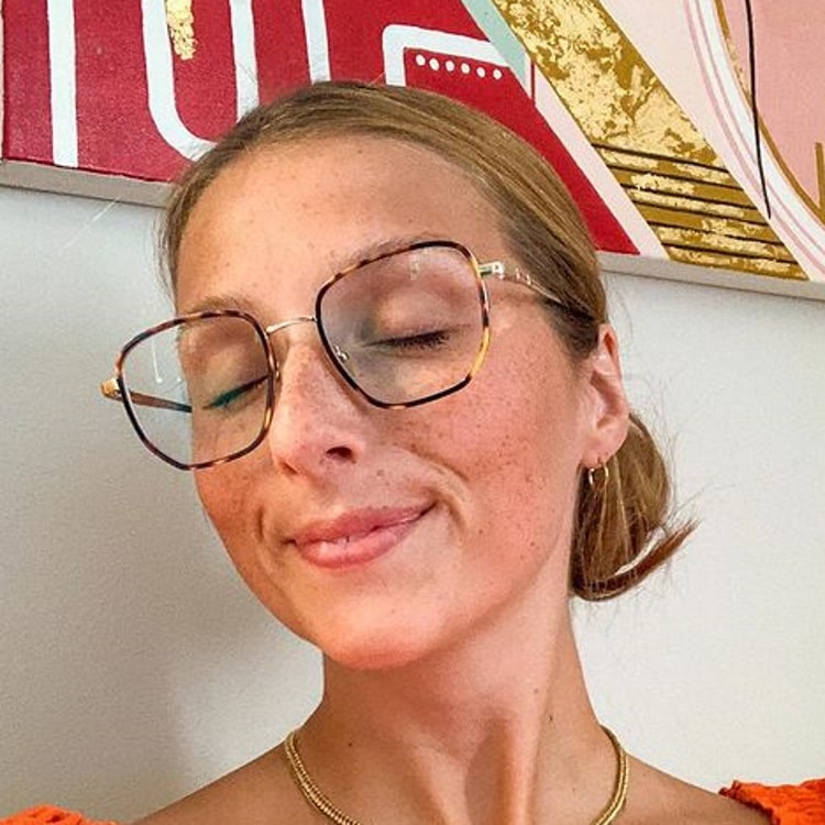 elise arsenault wearing the icon in geometric tortoise gold
