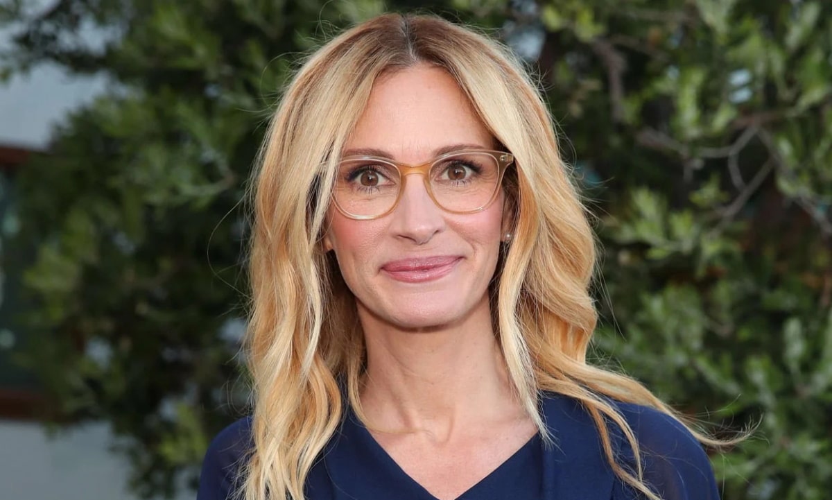 julia roberts wearing glasses matching her blonde hair