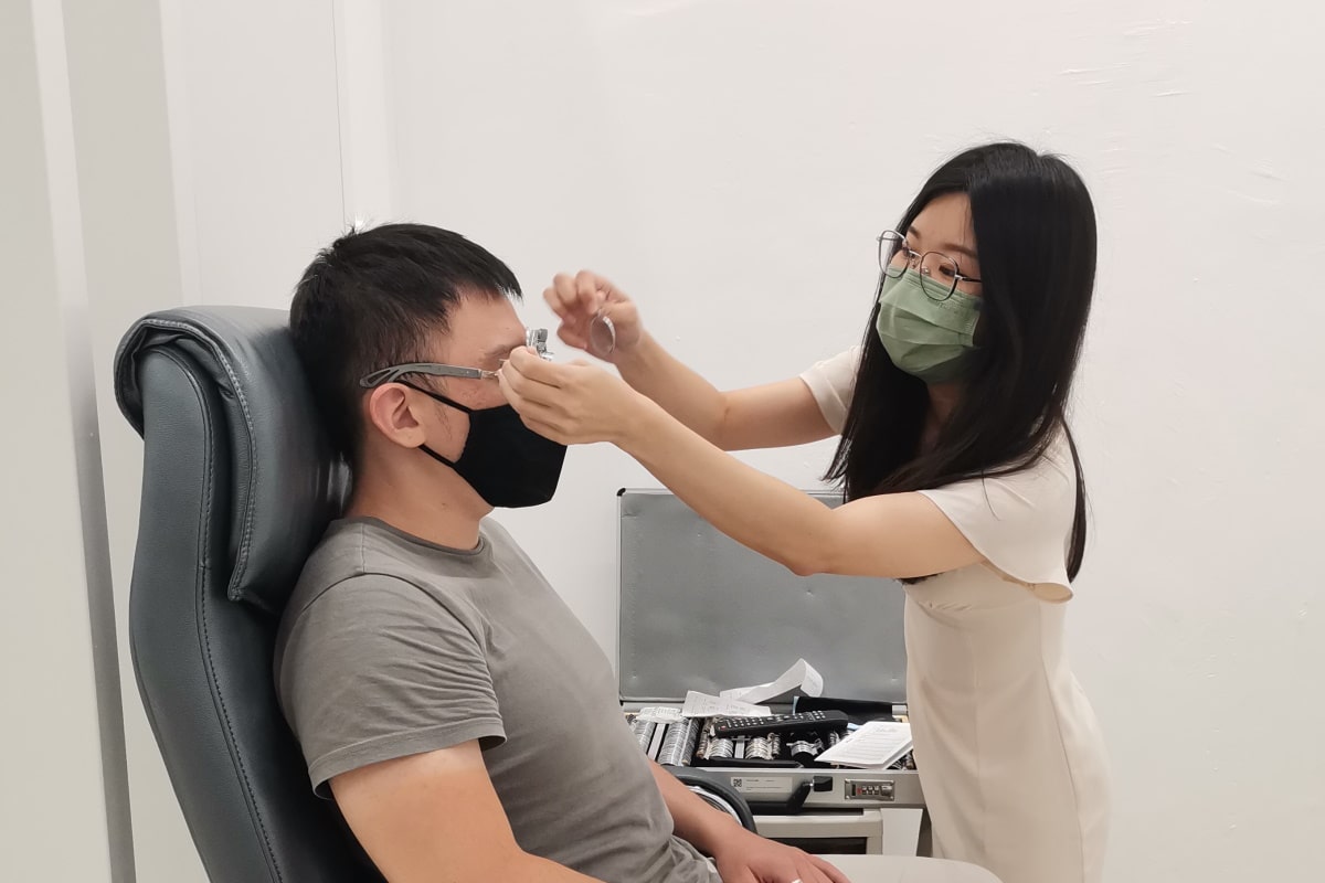 mouqy optician performing an eye test