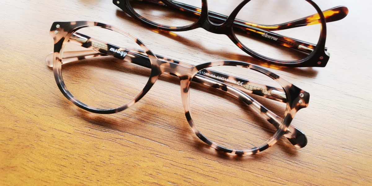 oval glasses in tortoise shell frame