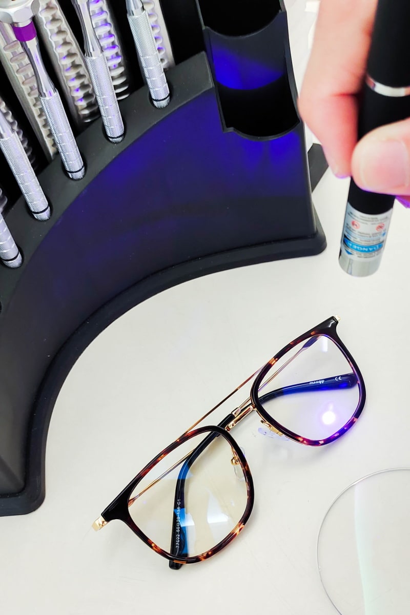 mouqy optician testing lenses blue light filtering