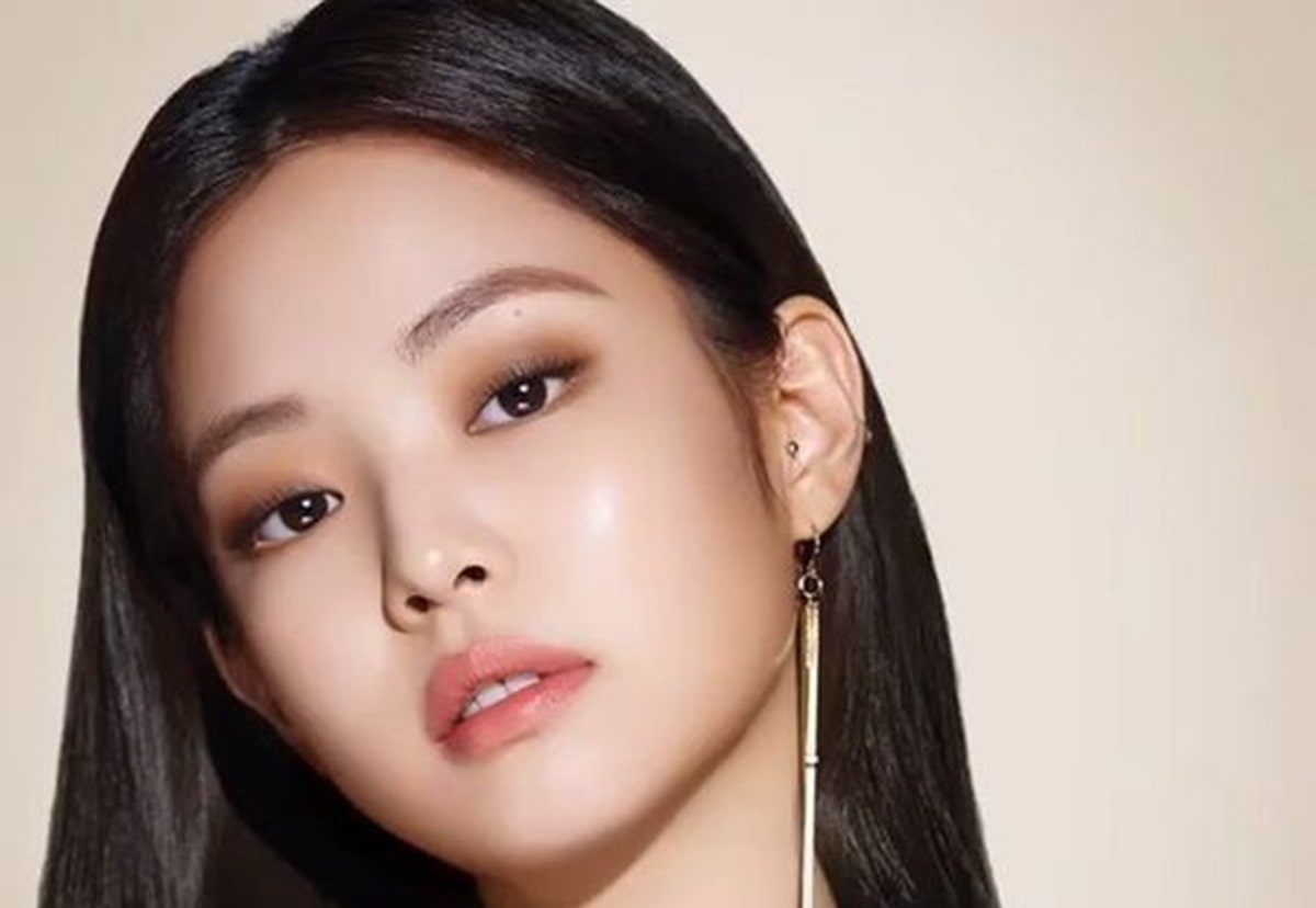 jennie from blackpink with smokey eyes