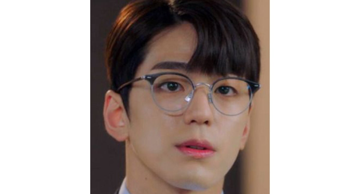 kim min gue with monolid wearing eyeglasses