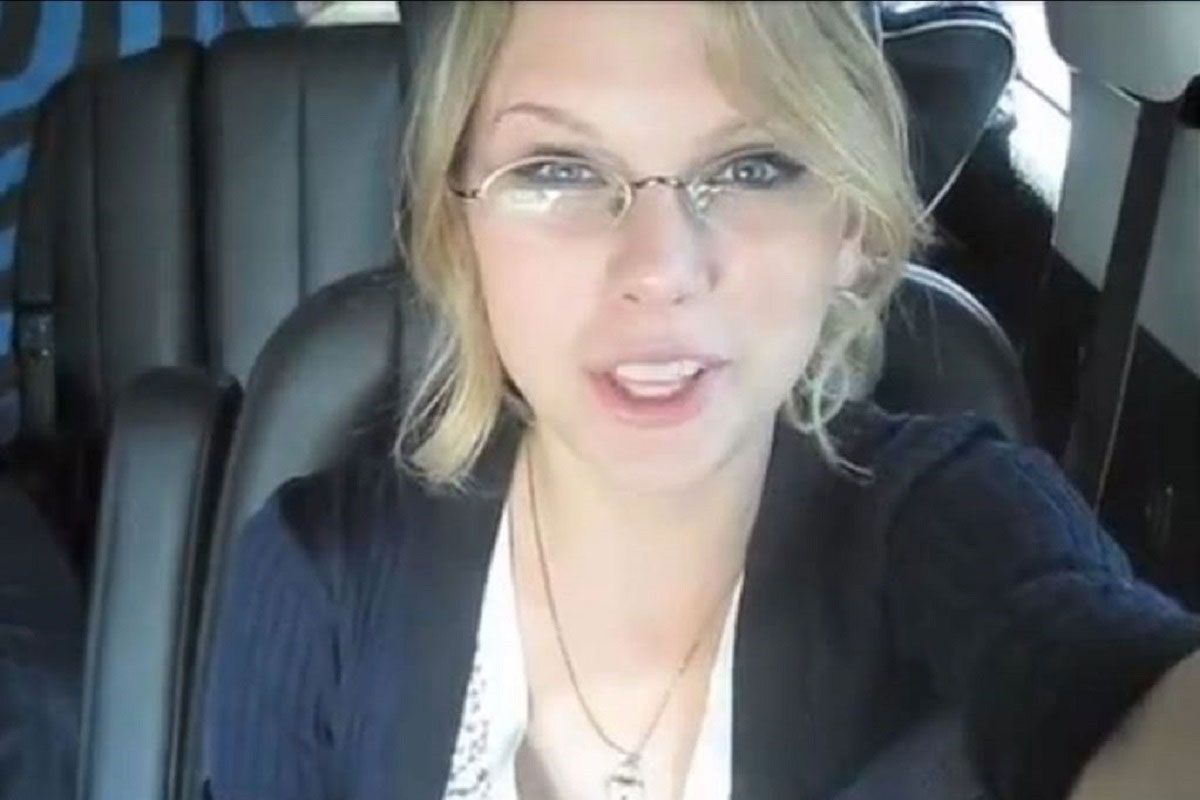 Taylor Swift in rimless glasses