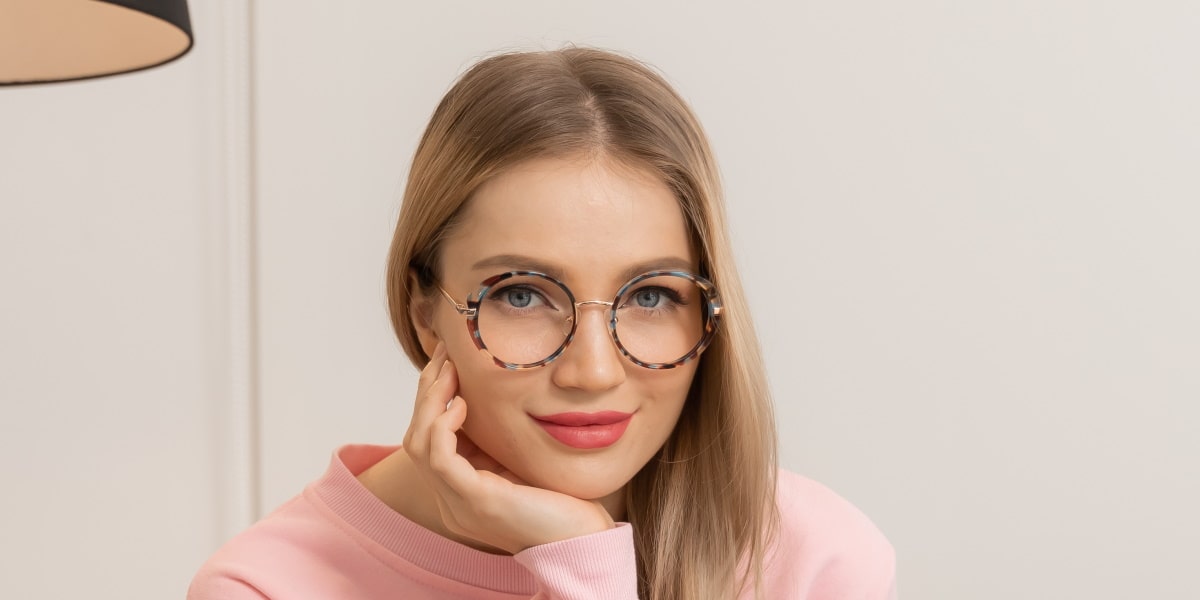 woman wearing mouqy tortoise glasses