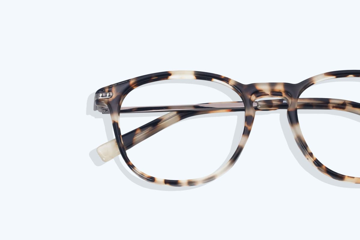 hannah aesthetic glasses with tortoise frame
