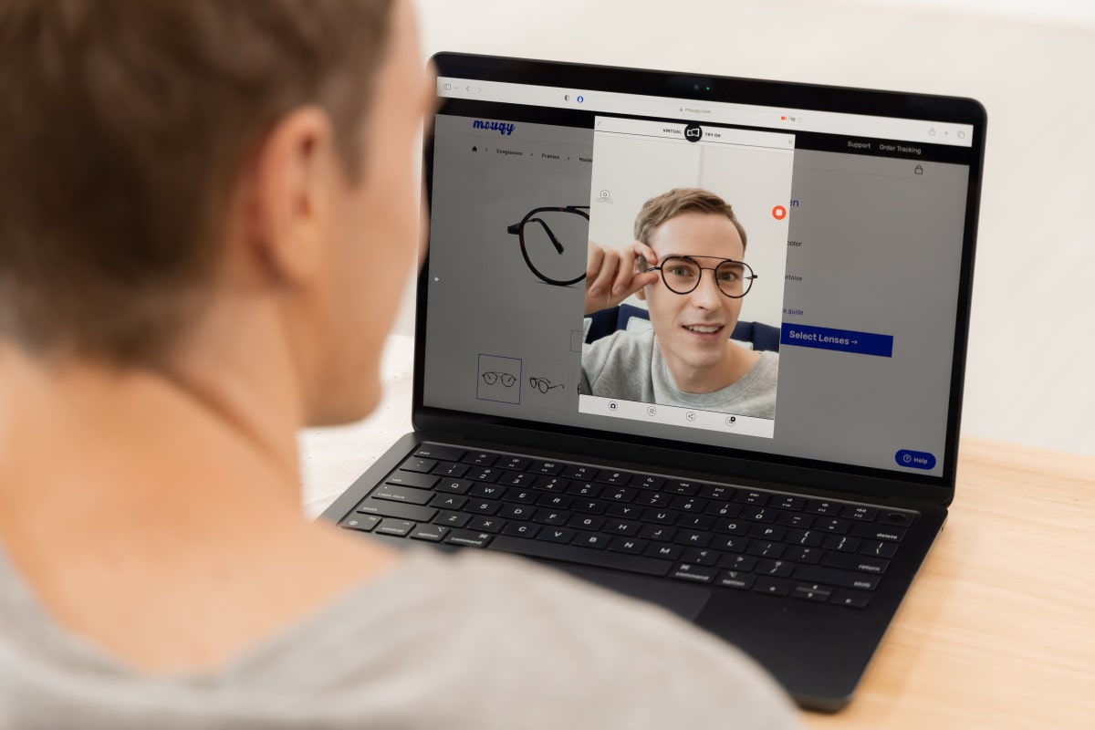 man trying out glasses frame using mouqy virtual try on