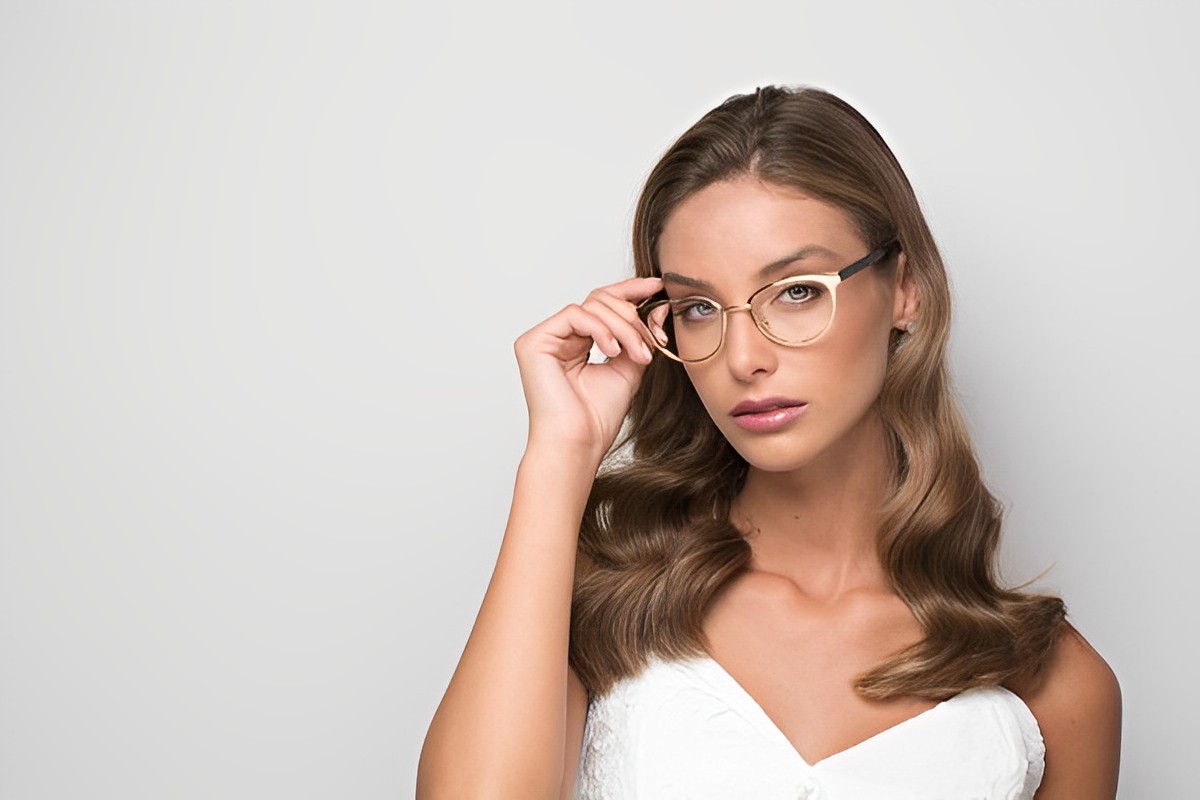 bride wearing glasses that flatter her face shape