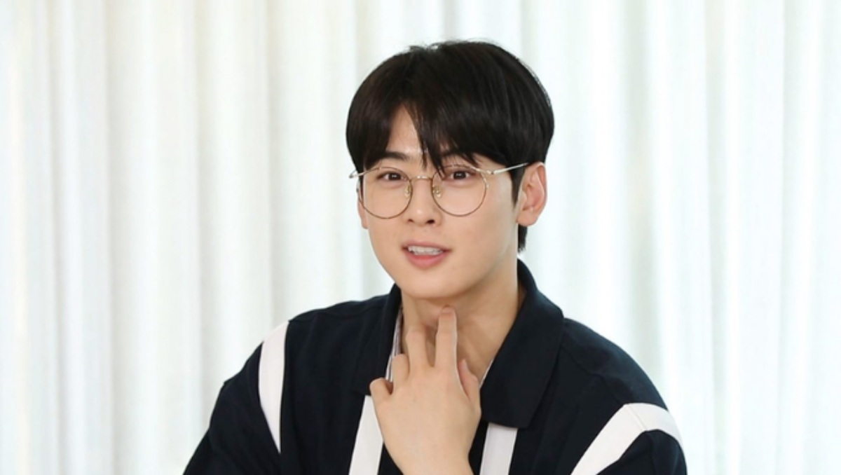 cha eun woo in a pair silver rimmed glasses for the librarian look