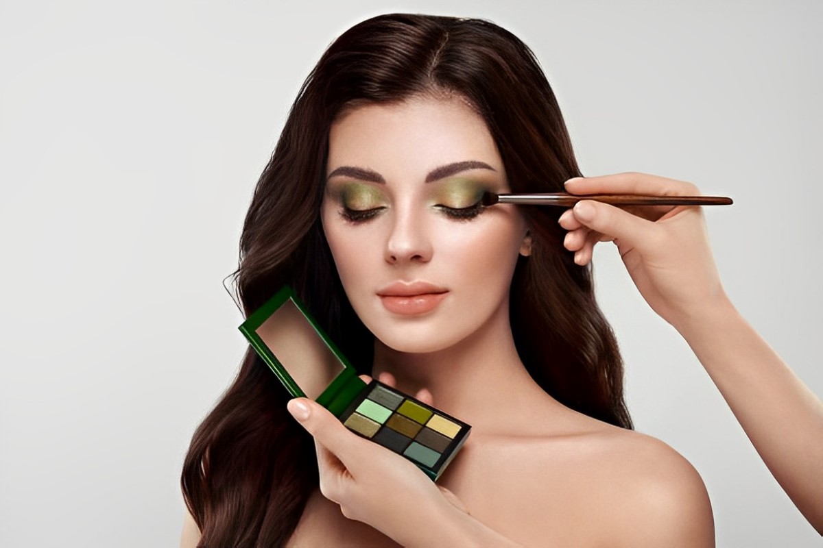 green eyeshadow pops out brown colored eyes