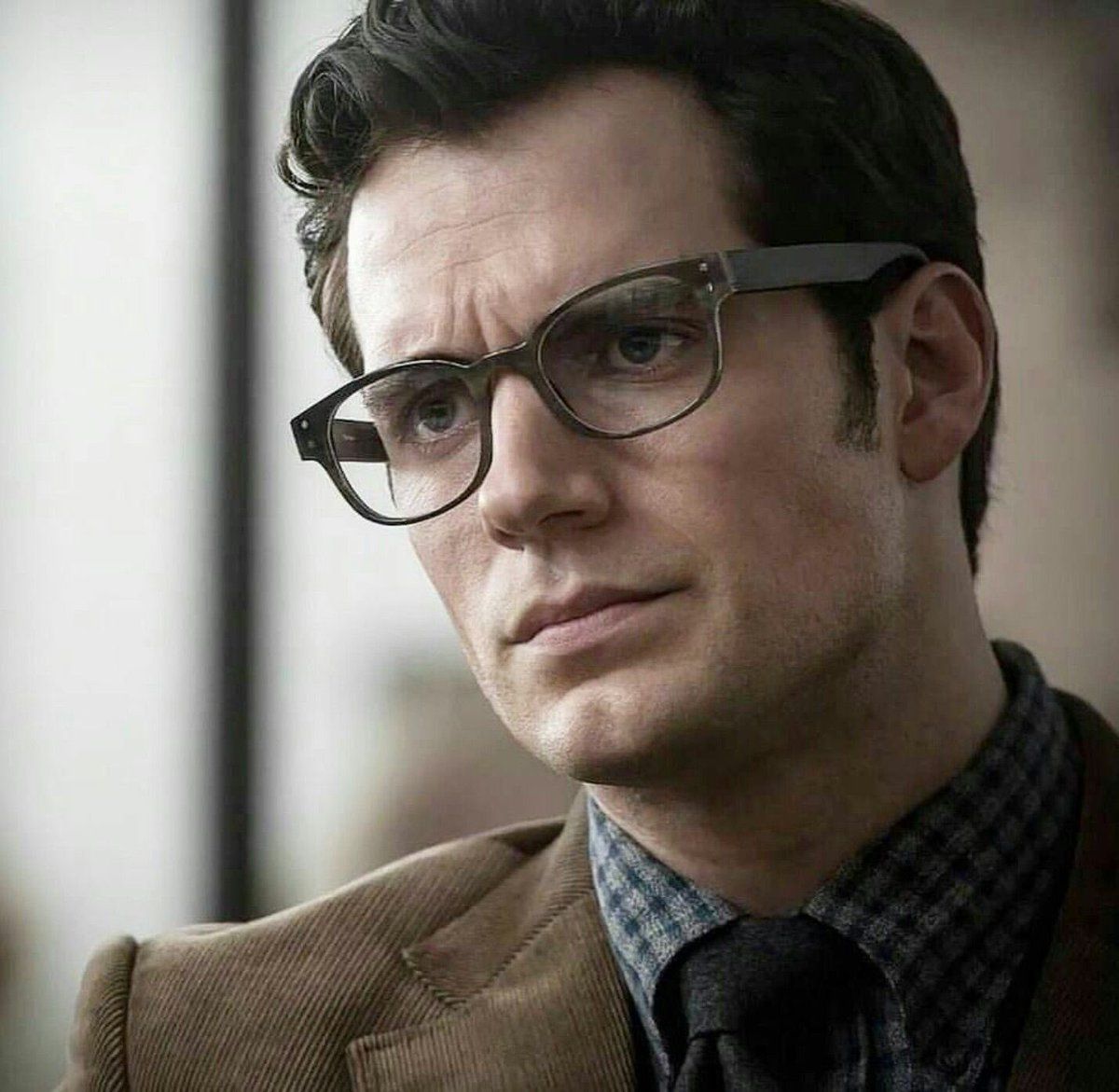 henry cavill as clark kent with his glasses