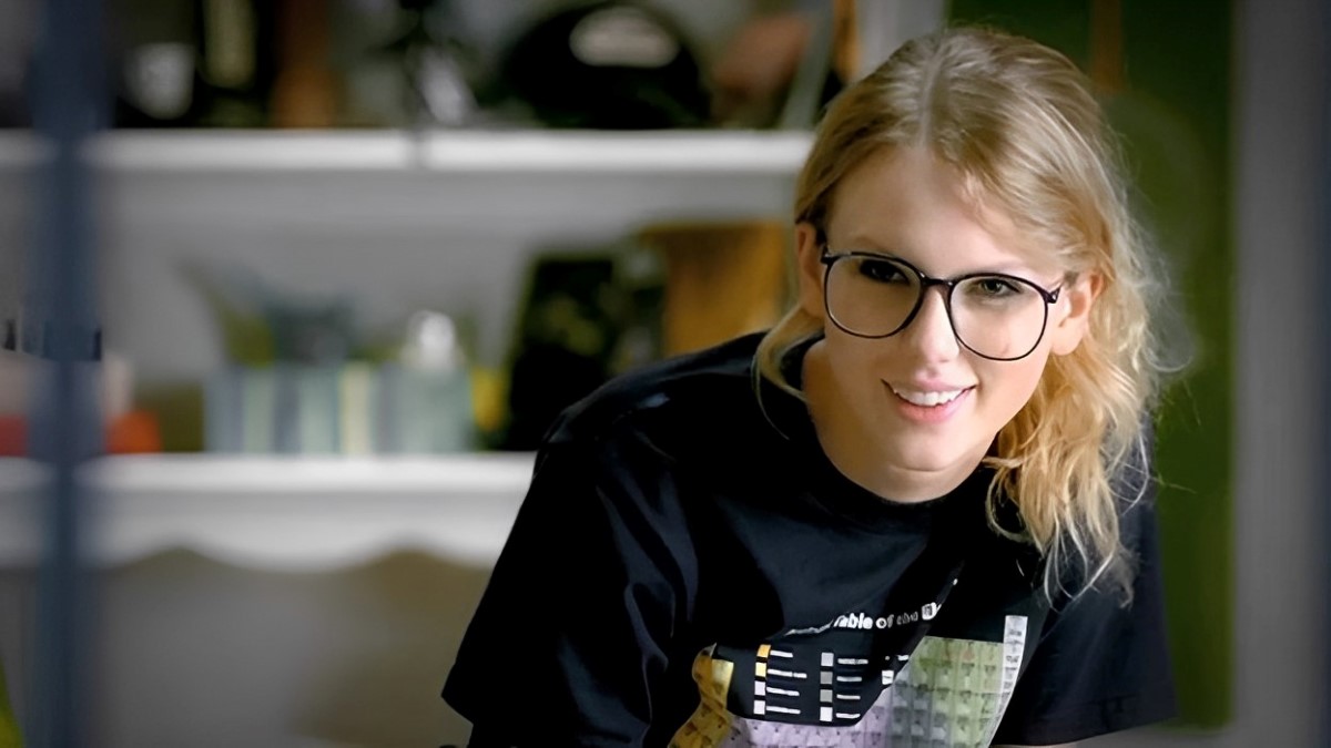 taylor swift with black oval glasses