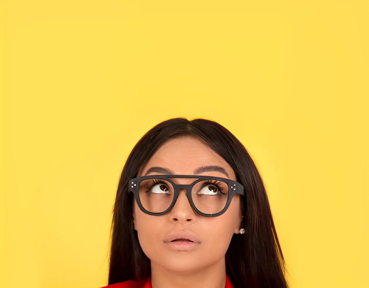 woman wearing lensless glasses for style