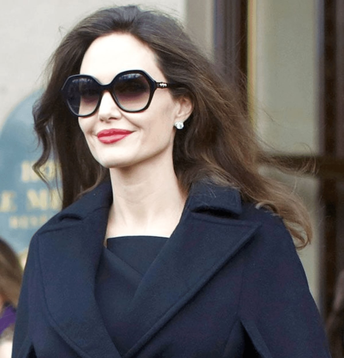 angelina jolie wearing a pair of sunglasses while visiting the louvre museum