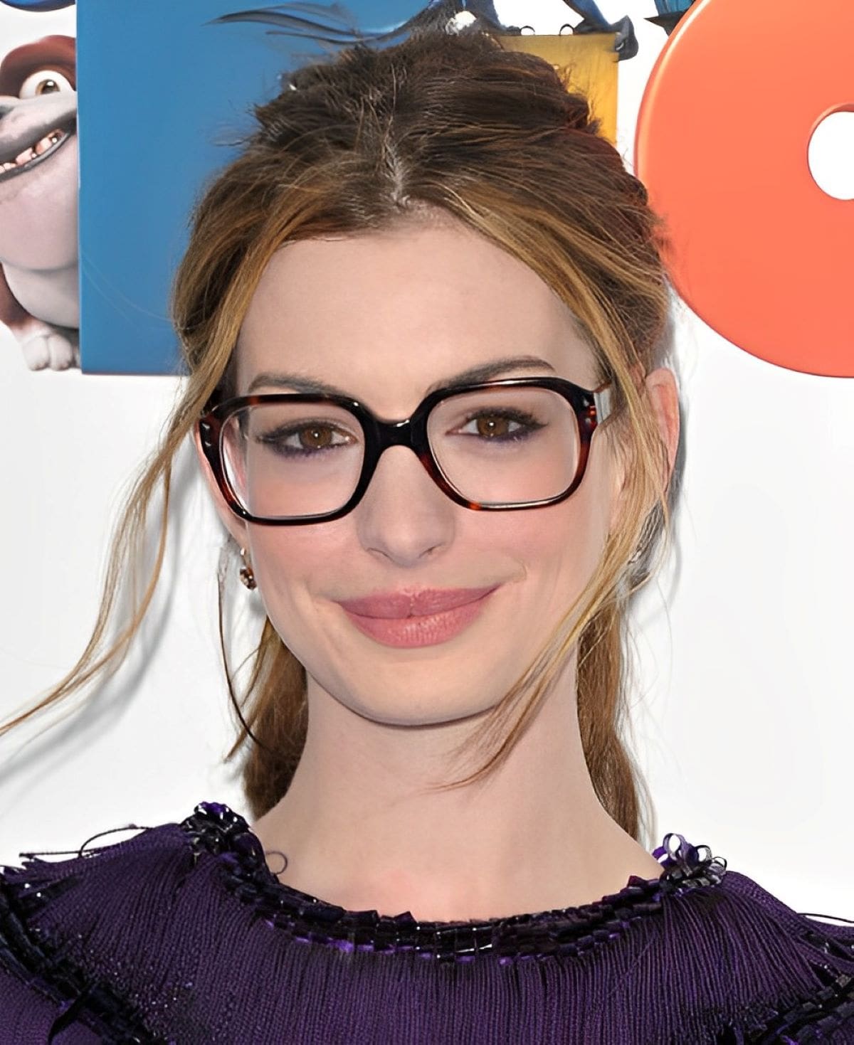 anne hathaway in rectangular tortoiseshell glasses