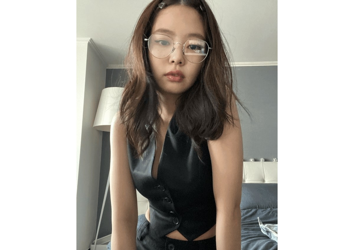 blackpink jennie wearing a pair of round glasses