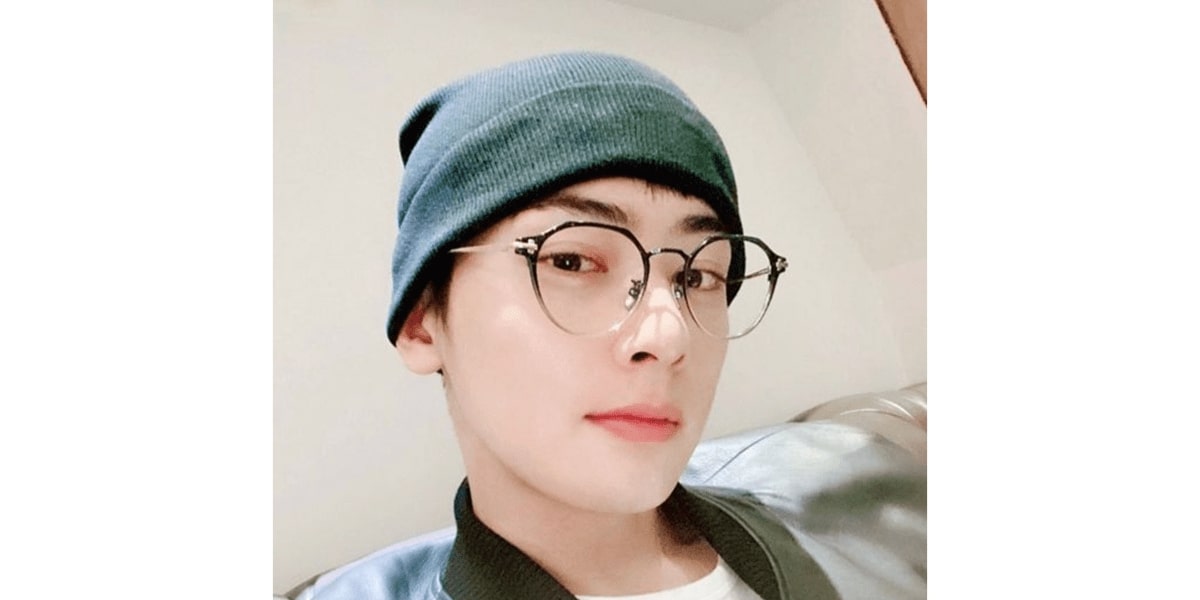 cha eun eoo wearing a pair of two twoned glasses frame