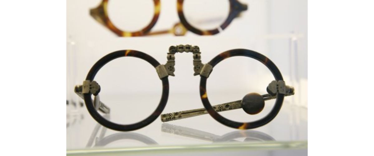 first eyeglasses in the world