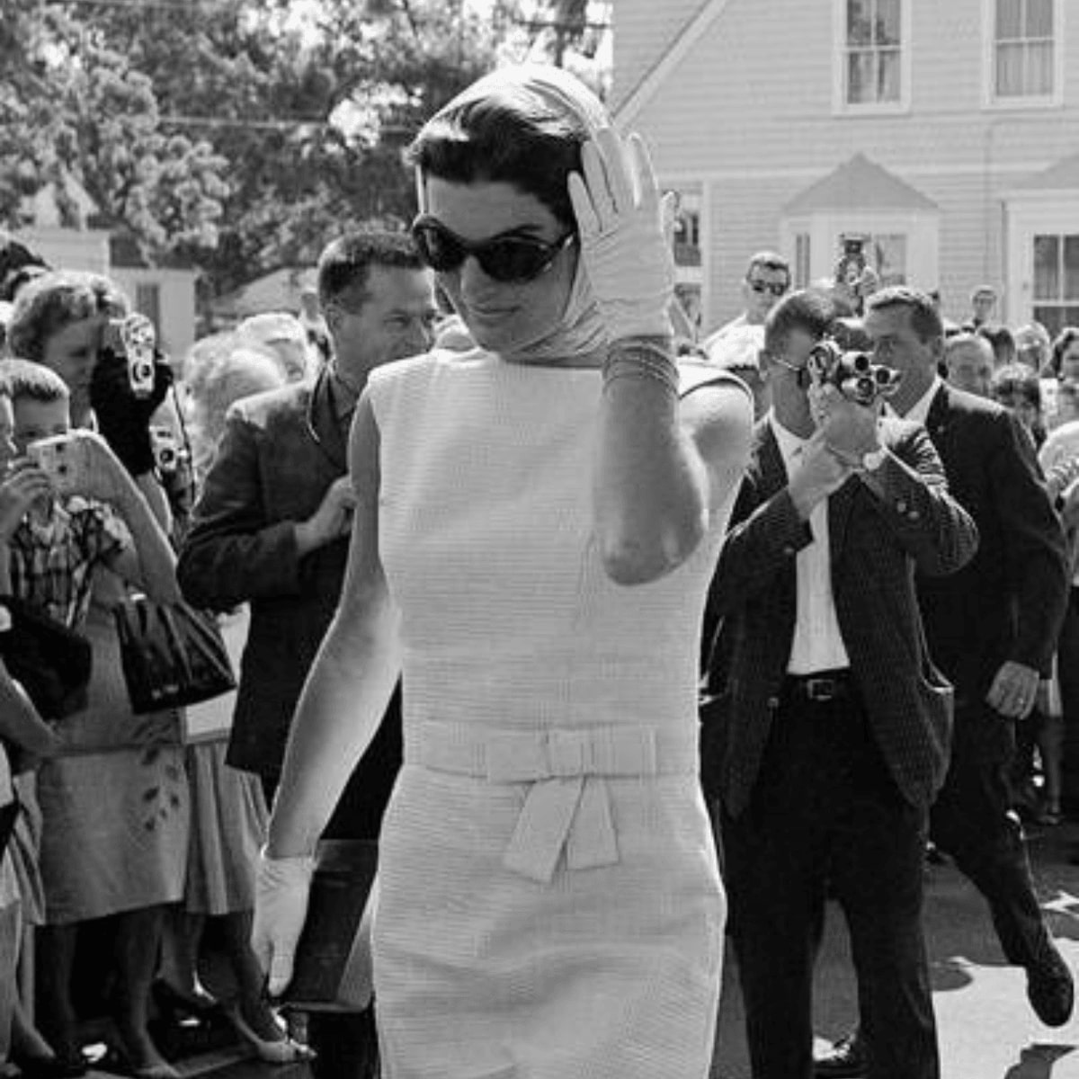 jackie o wearing a pair of sunglasses in a dress