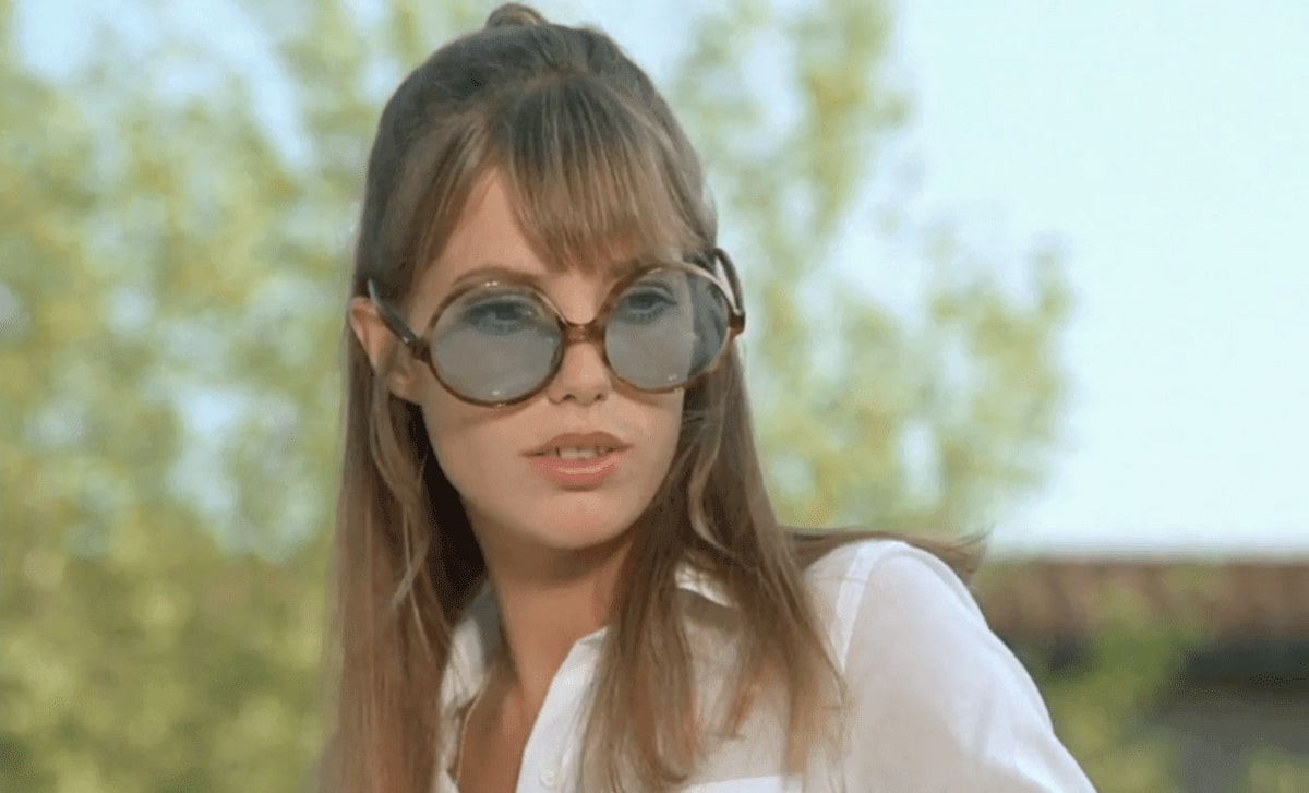 jane birkin with a pair of sunglasses in the movie la piscine