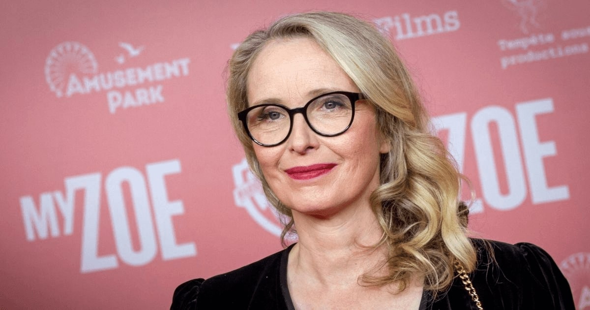 julie delpy wearing a pair of classic oval glasses