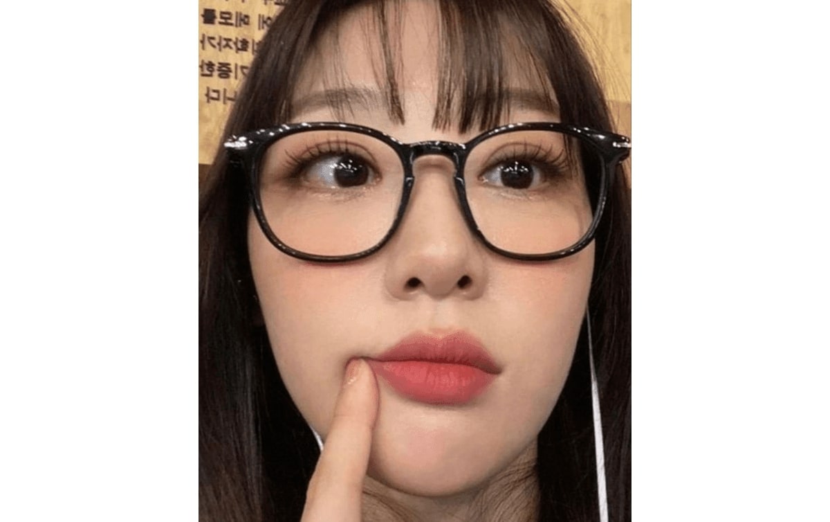 loona yves wearing a pair of black square glasses