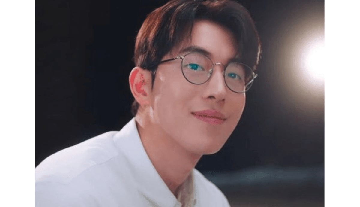 nam joo hyuk wearing a pair of black round glasses in twenty five twenty one