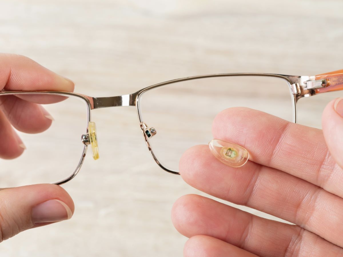 clip on bridge for rimless eyewear with nose pads