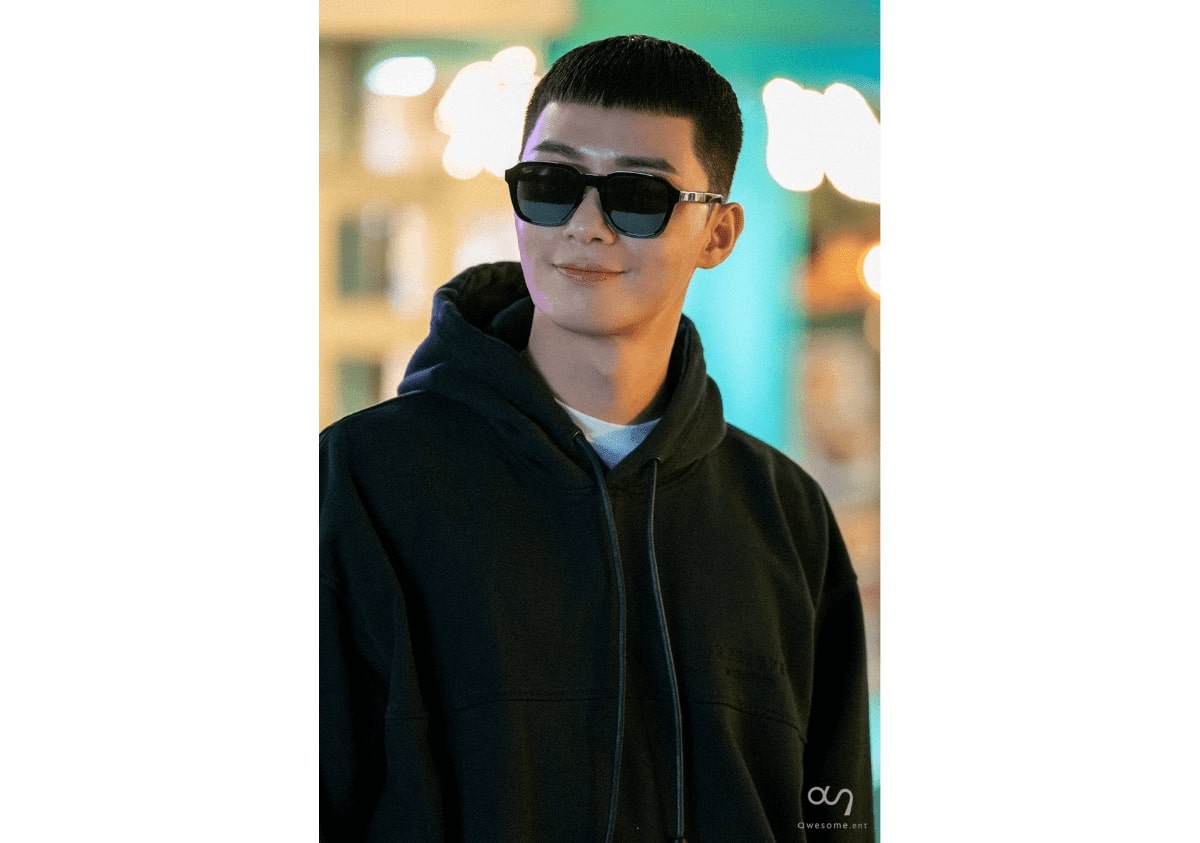 park seo joon wearing a pair of oversized sunglasses in itaewon class