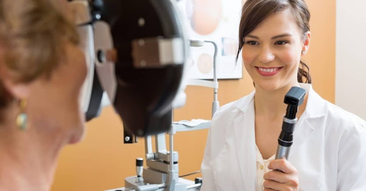 retinoscope determines eyes prescription