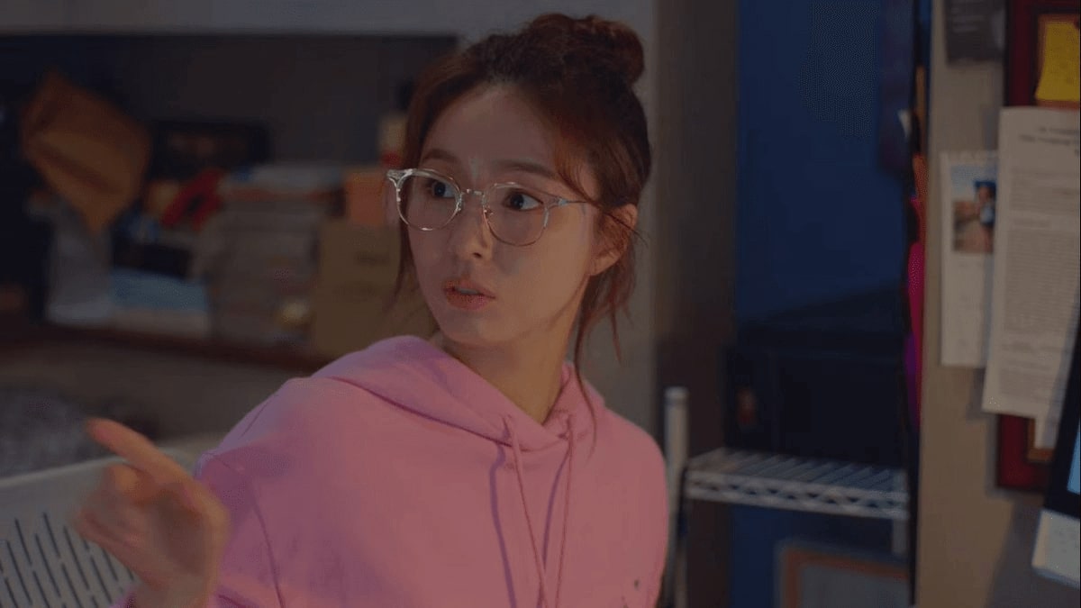 shin se kyung wearing a pair of clear glasses in run on