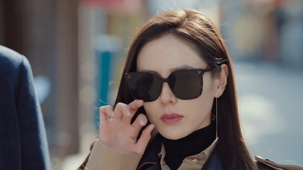 son ye jin wearing a pair of sunglasses in crash landing on you