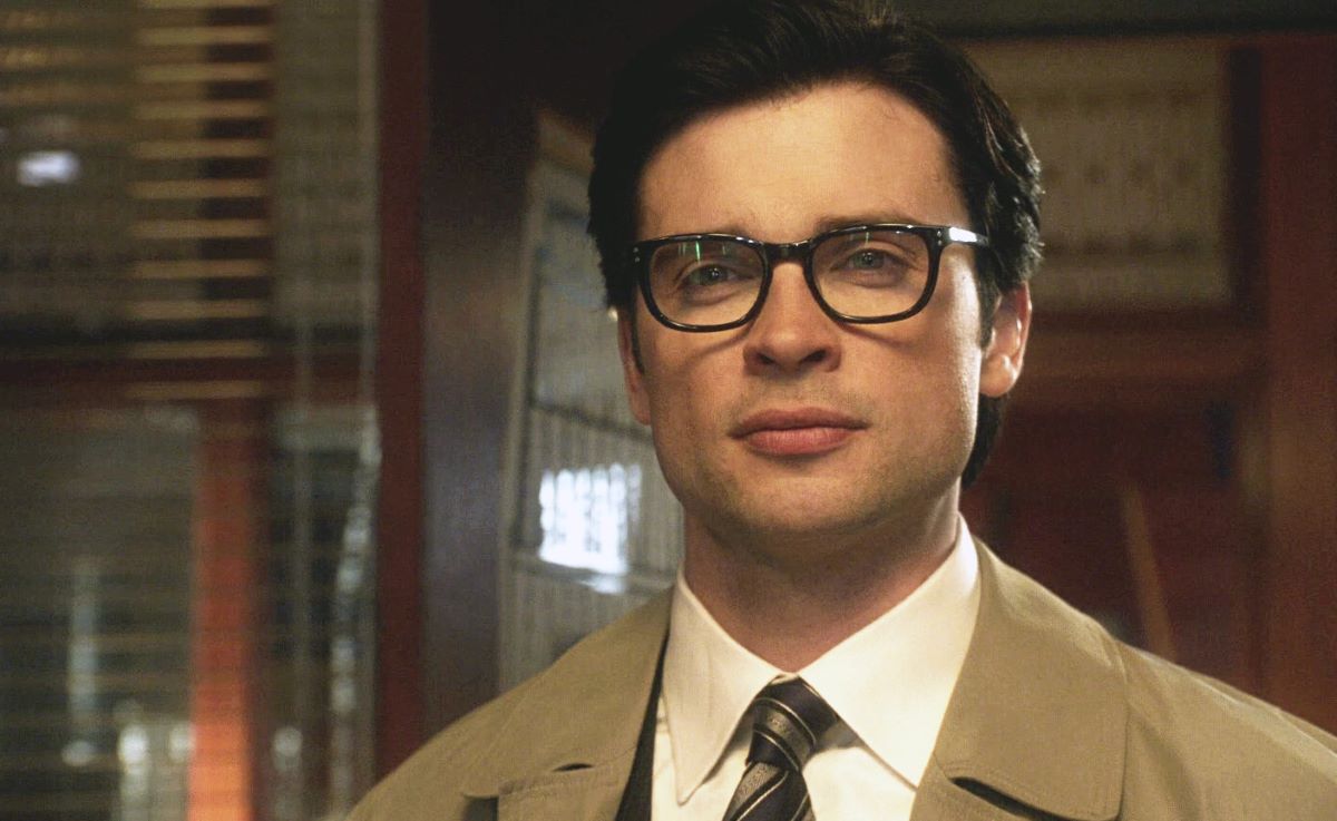 tom welling in black rectangular glasses