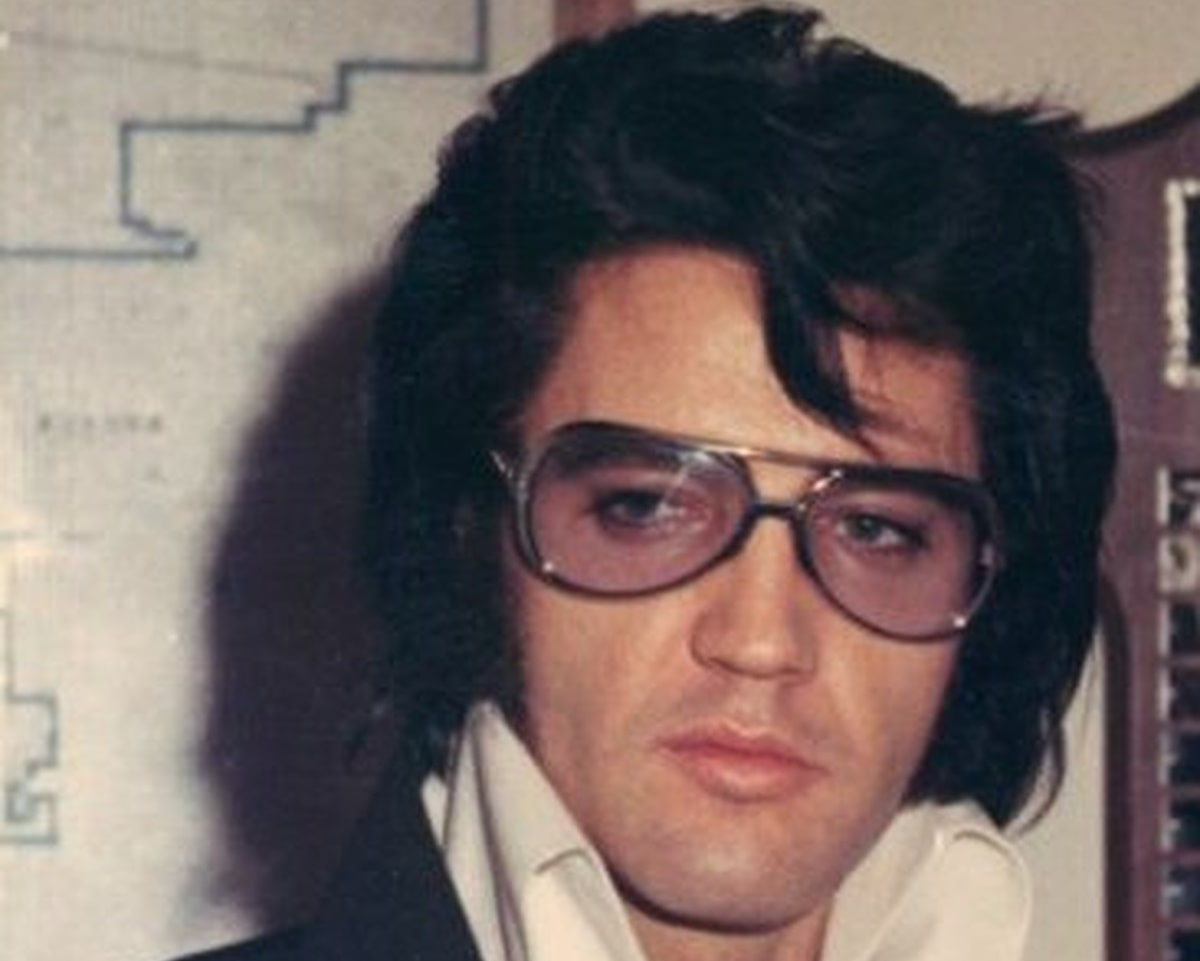 elvis presley wearing a pair of tinted aviators