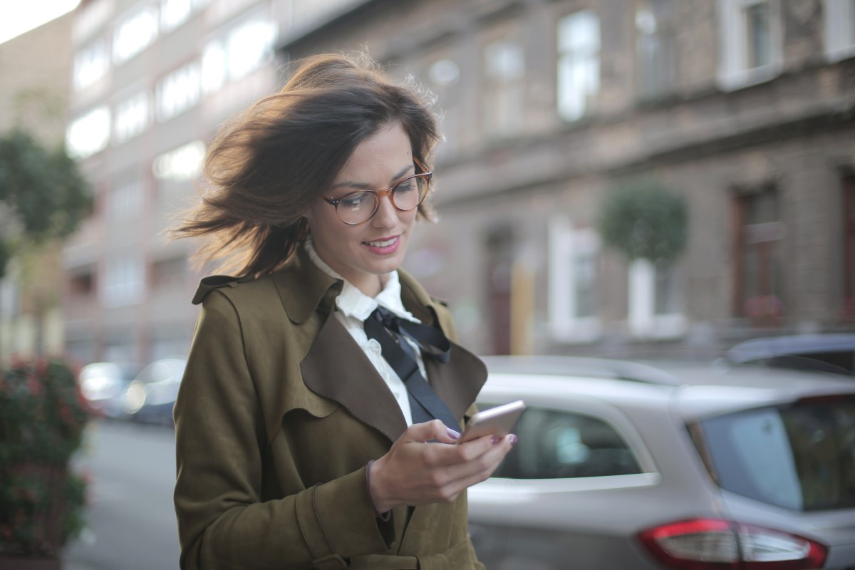 girl shopping for eyeglasses online