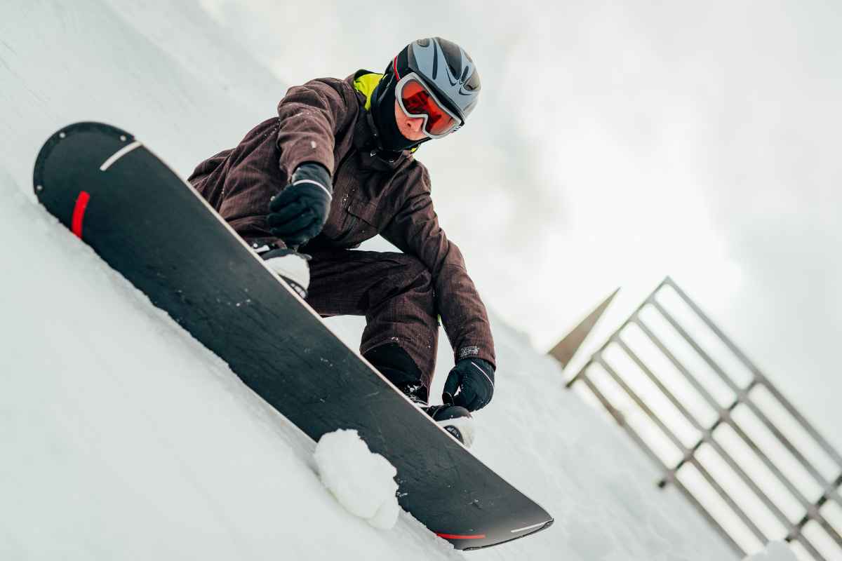 man wearing a pair of mirrored ski goggles for snowboarding