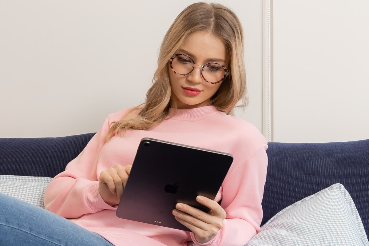 woman reading mouqy blog with ipad