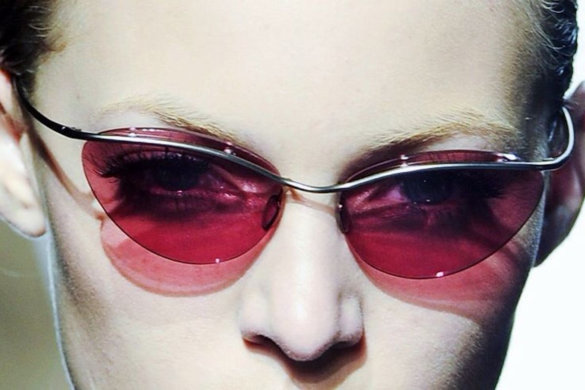 metallic monochromatic glasses is one of the y2k glasses trends