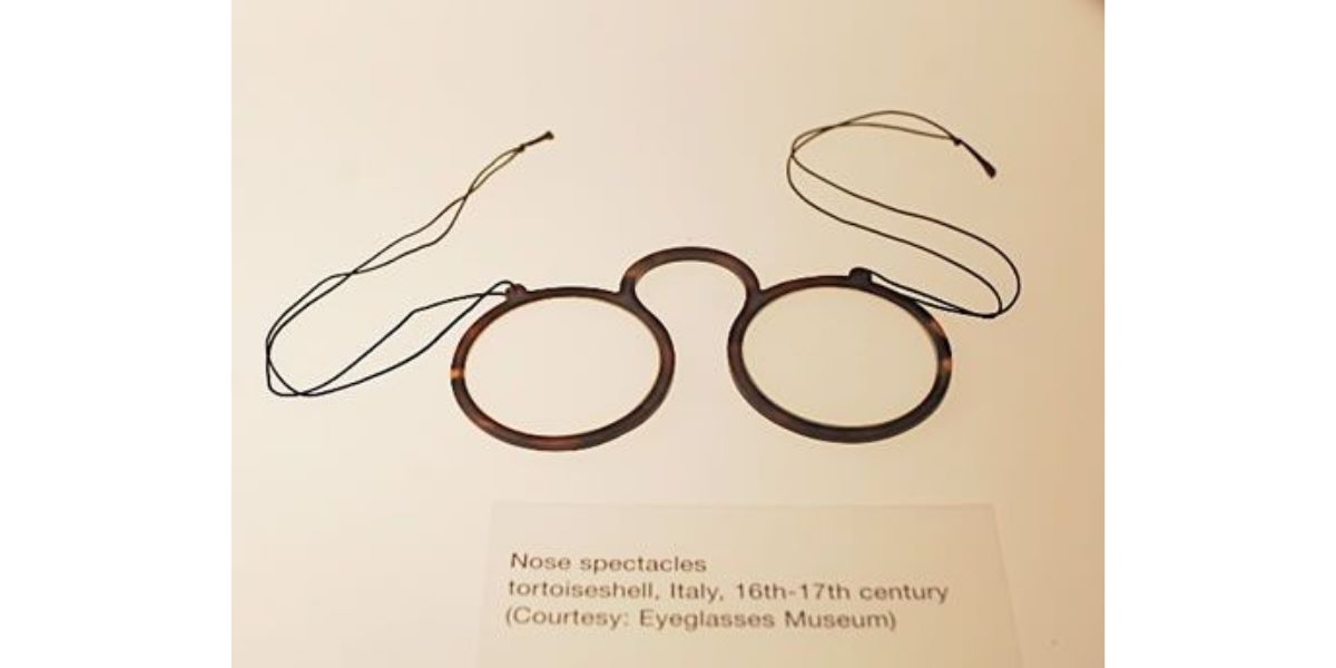 strings used to tie perch glasses to the ears