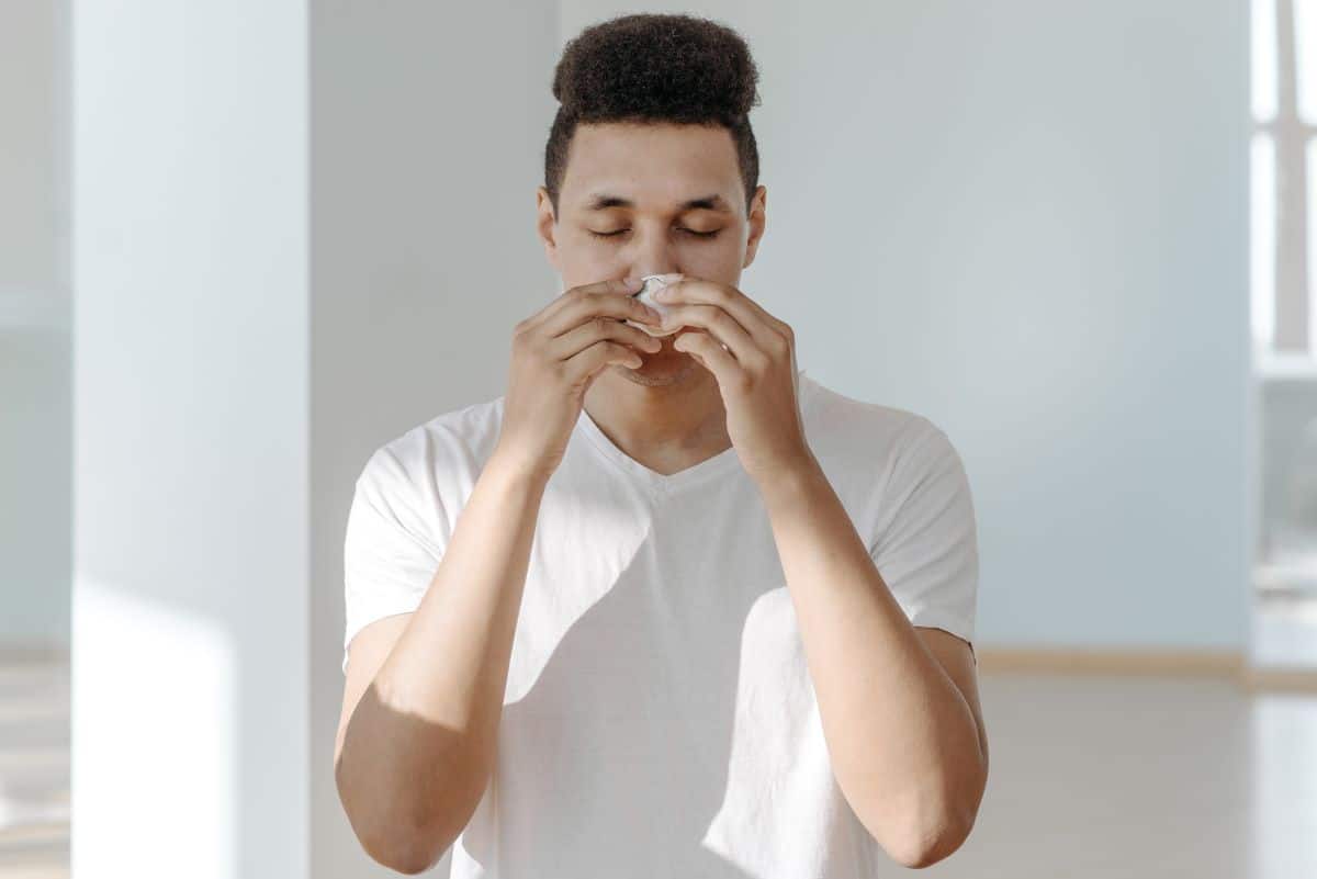 man dealing with itchy eyes induced by allergies