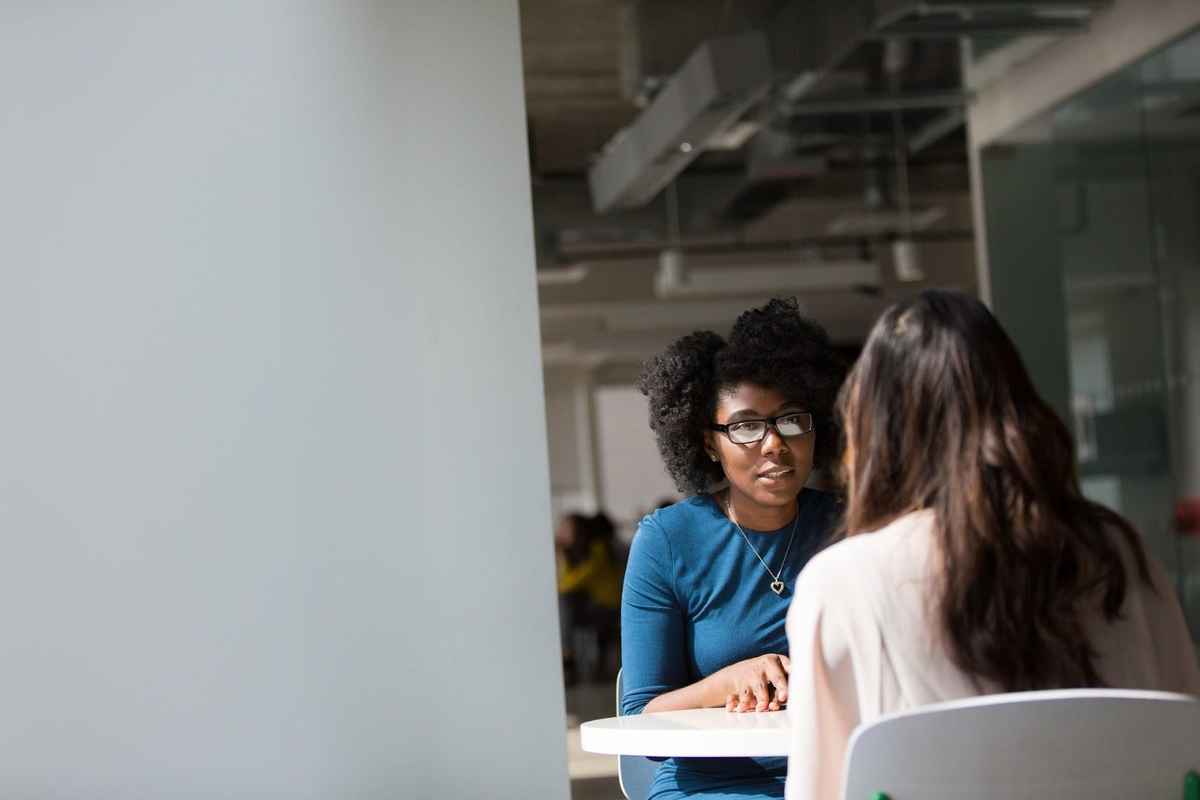 woman appear credible by making proper eye contact with the listener