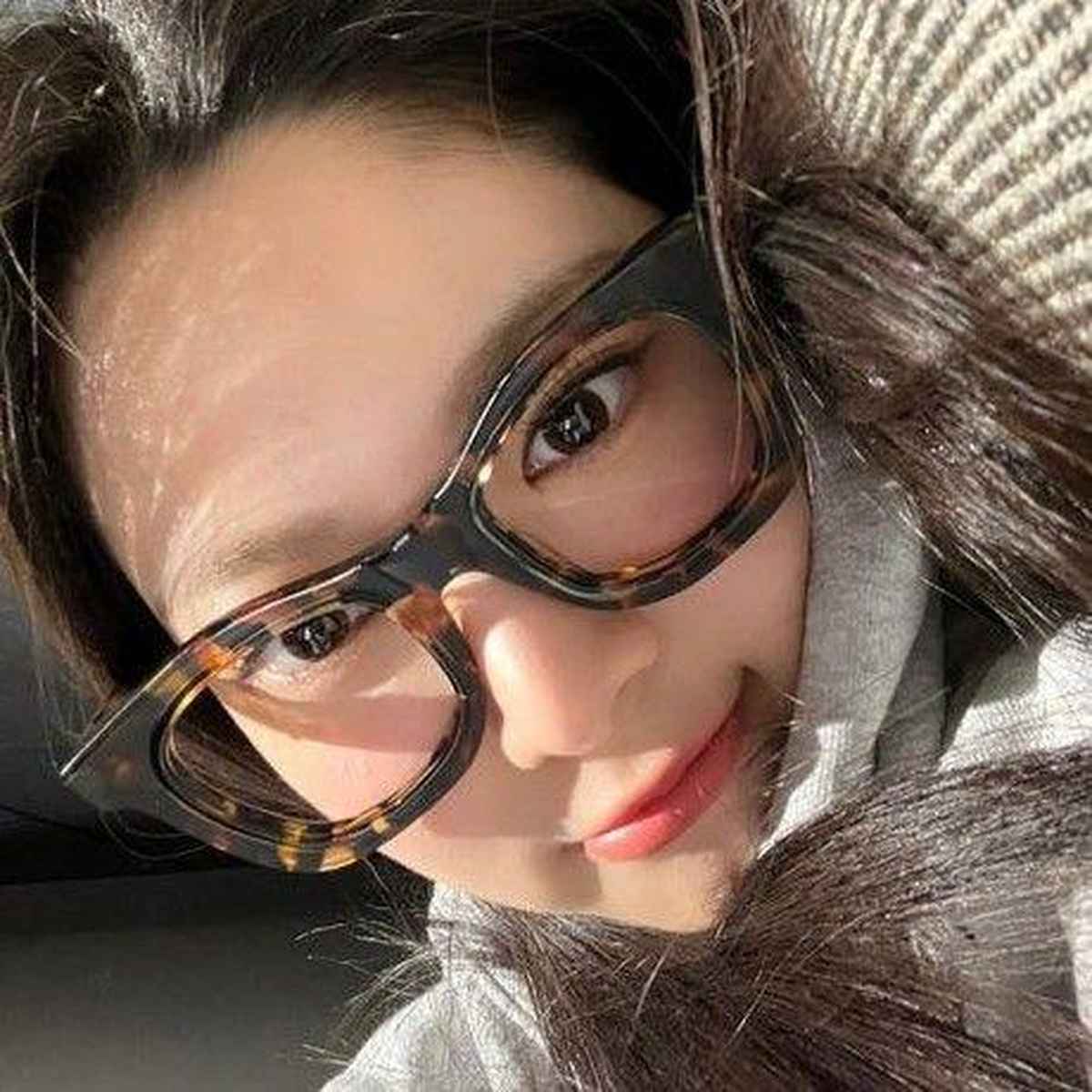 hong eunchae wearing a pair of cat eye glasses in tortoiseshell