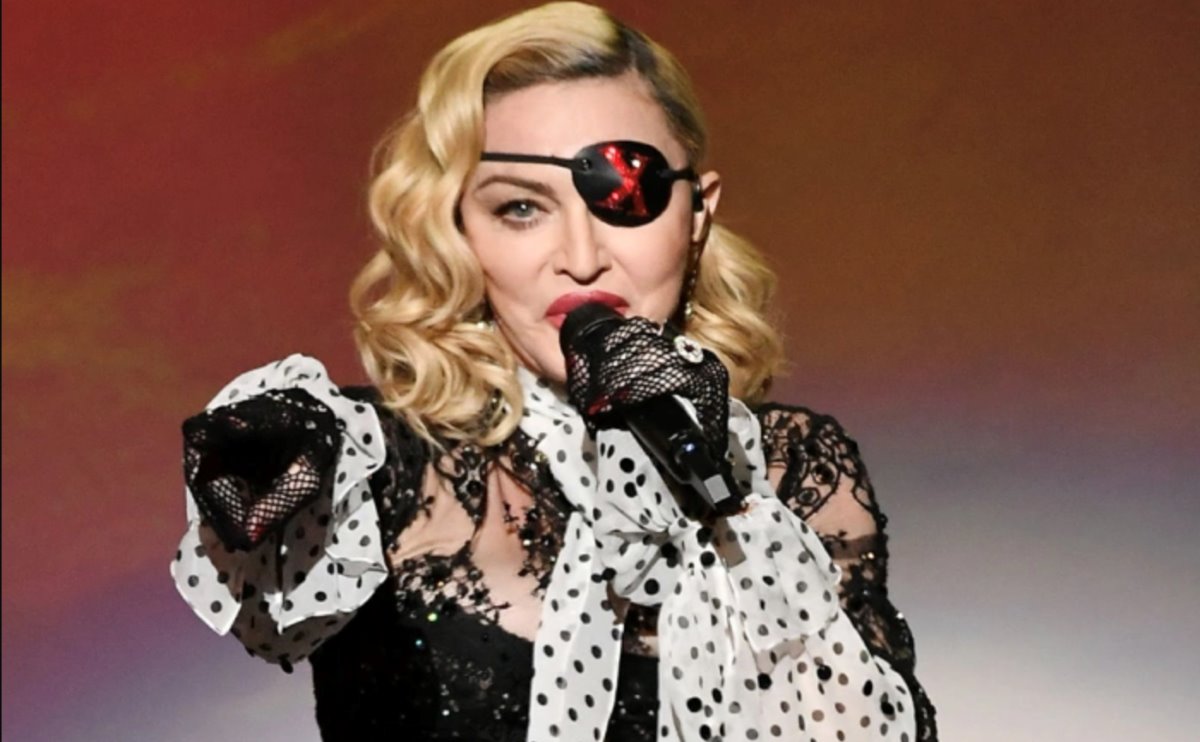 madonna wearing an eyepatch during her live concert