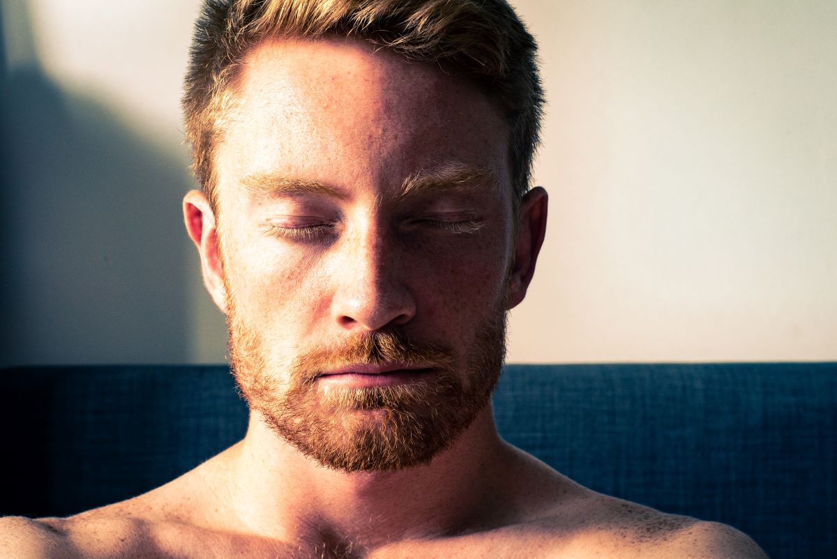 man closing his eyes longer than usual can be a sign of lying