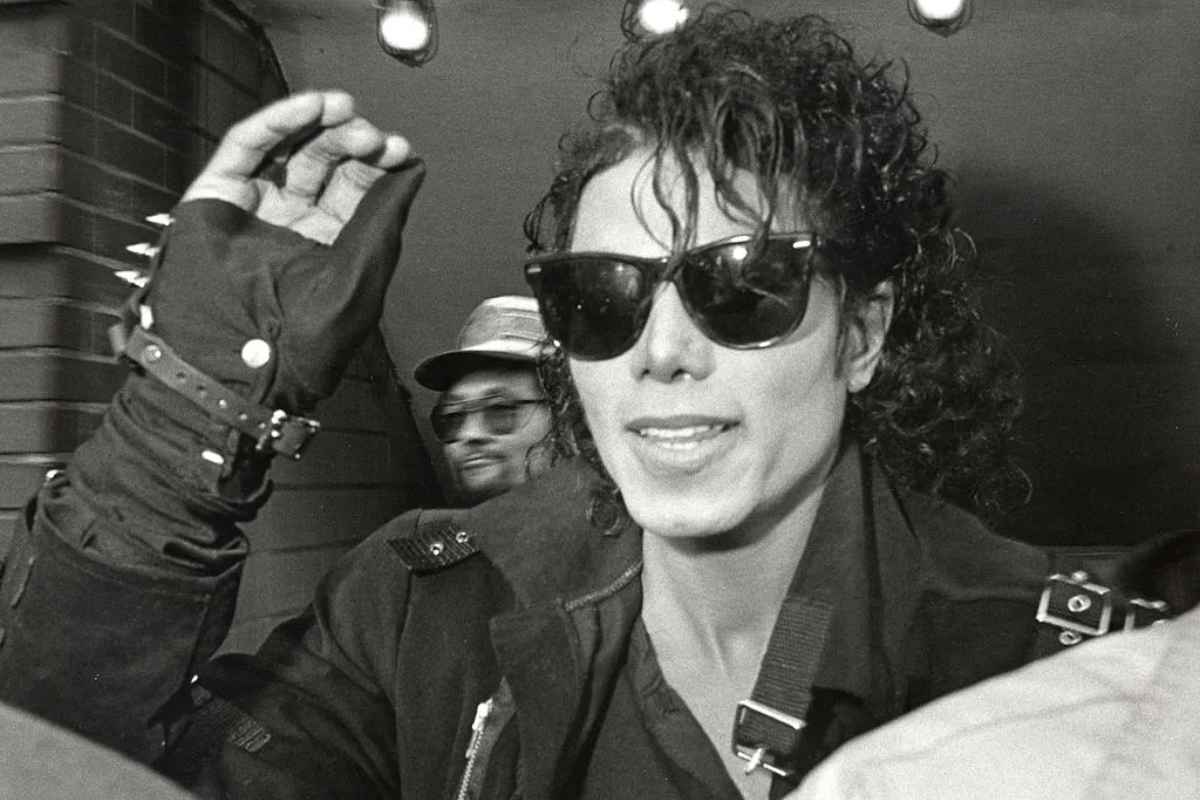 michael jackson wearing a pair of wayfarers