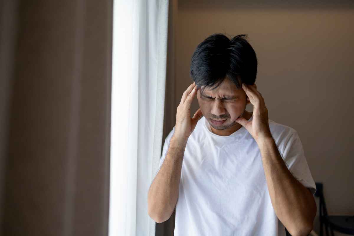 man experiecing migraine also sees visual disturbances