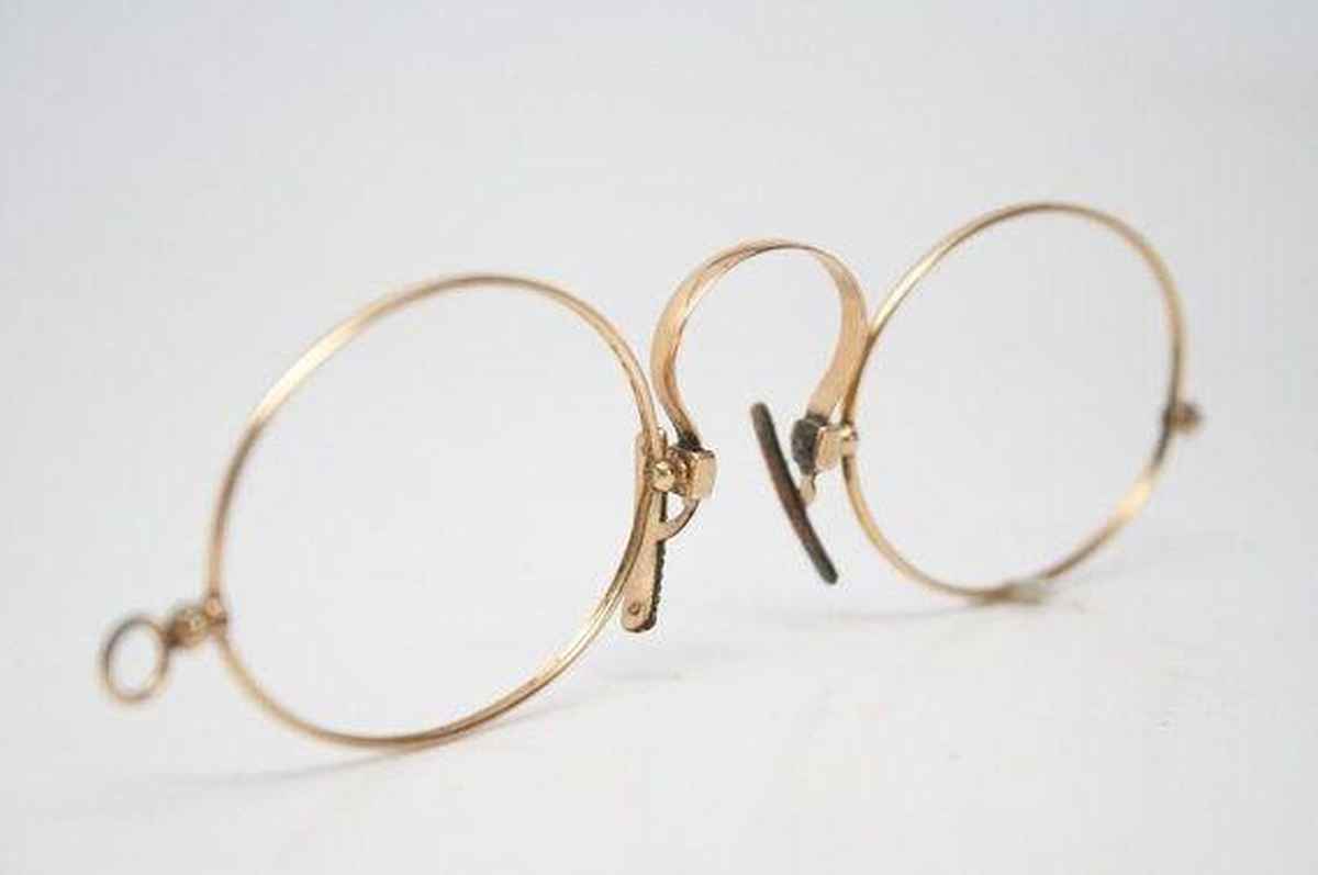 a pair of pince-nez glasses