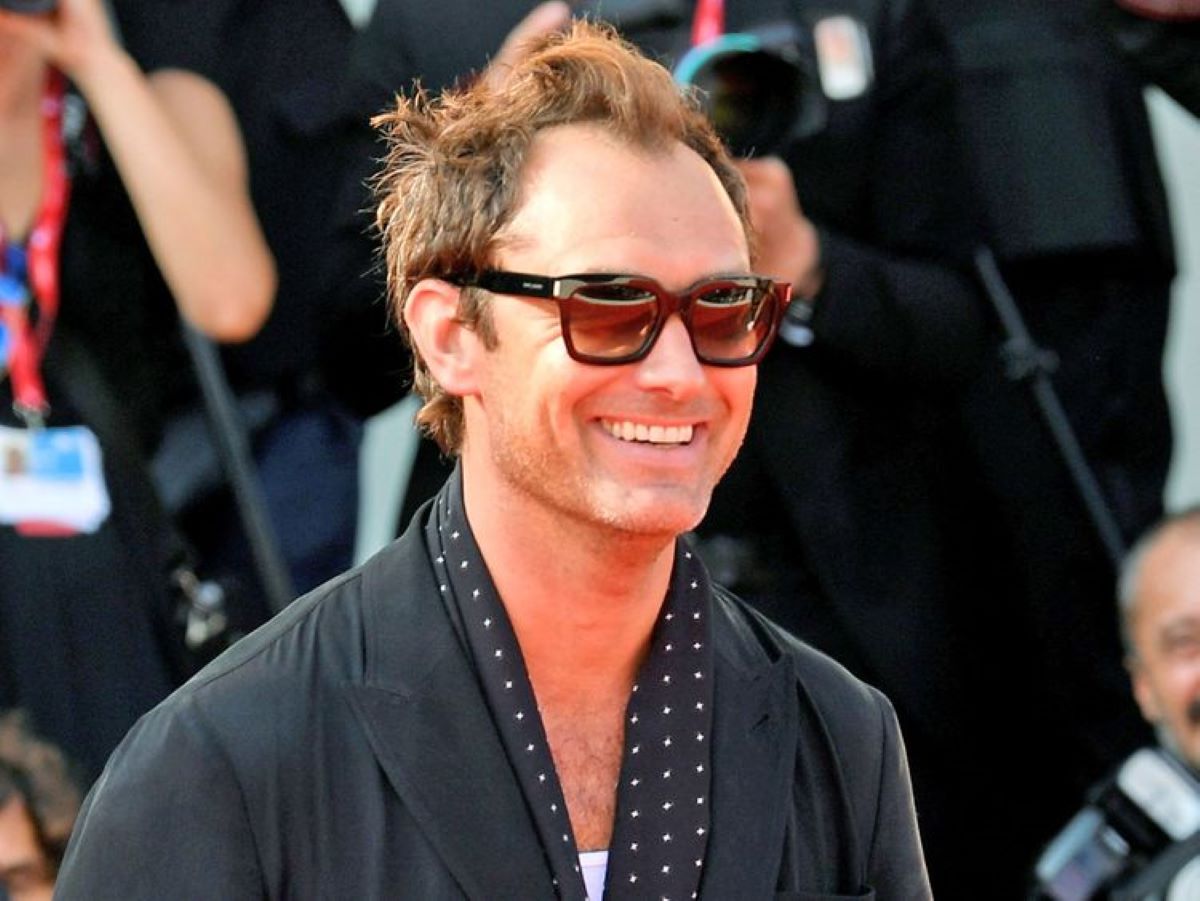jude law wears a pair of square wayfarer for the preppy aesthetic